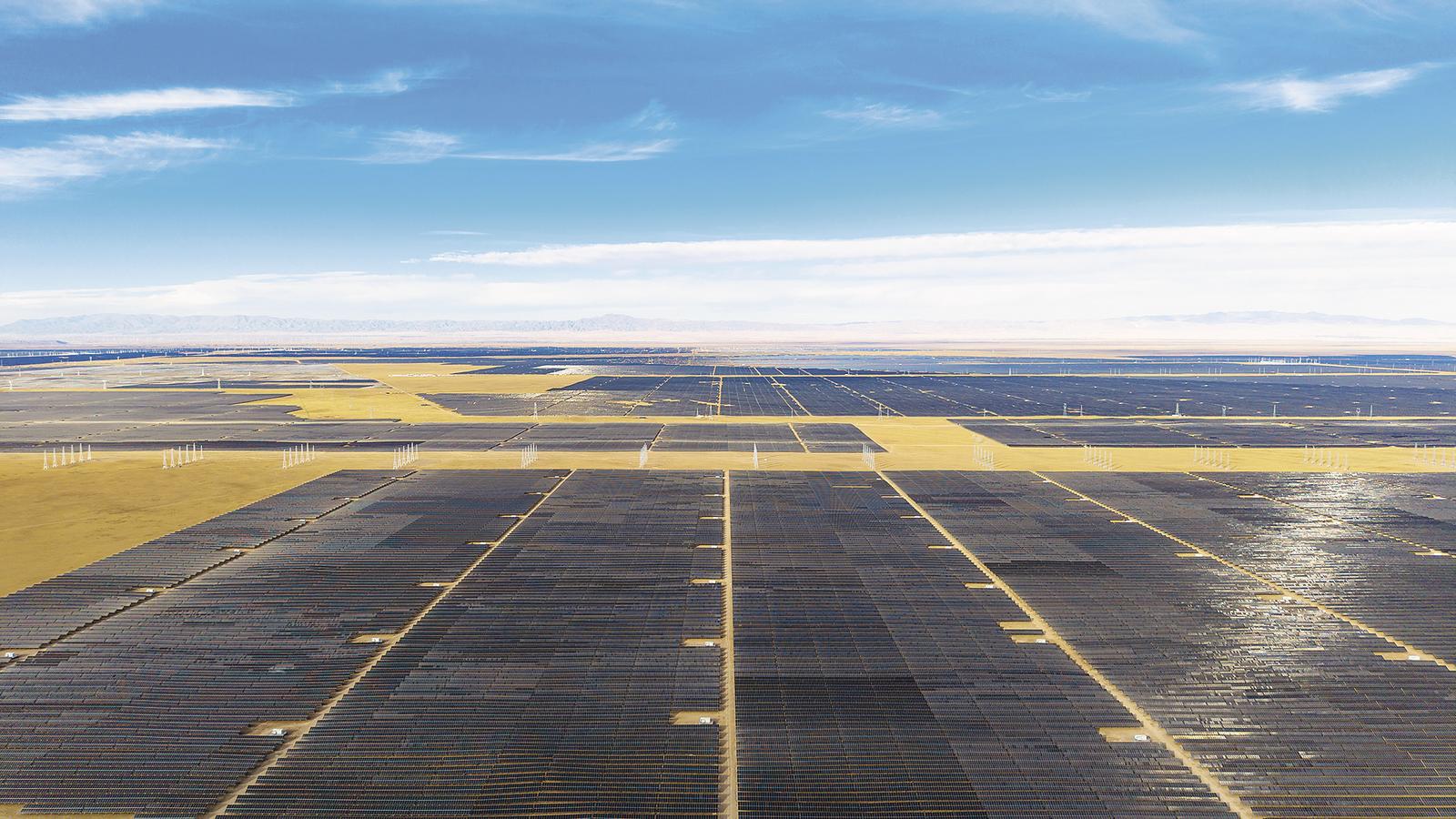 國家能源集團青海共和公司國家第三批大基地一期425兆瓦光伏項目并網(wǎng)發(fā)電