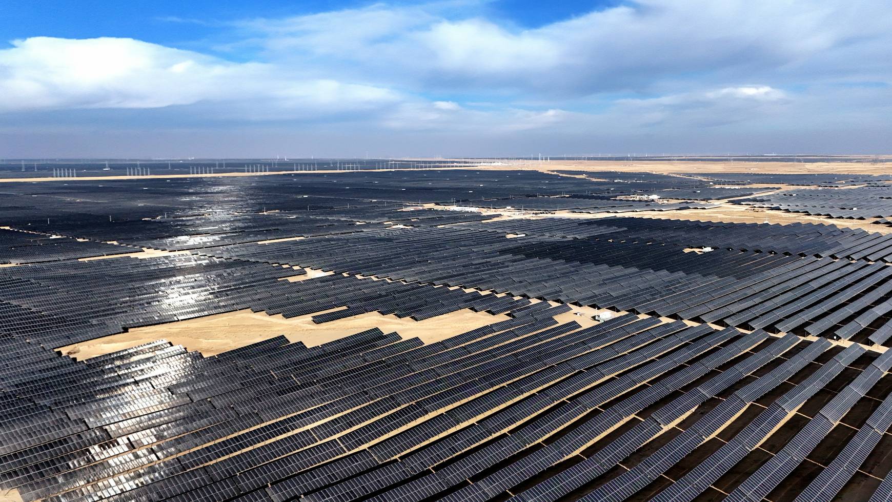 國能青海共和公司國家第三批大基地項目并網(wǎng)發(fā)電