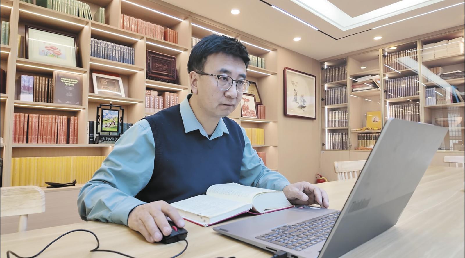 ���ຣ���ˡ����~ʮ���d ������ͨ���ġ���ӛ���I(y��)��I���ຣ���ˡ����ຣʡ�ٔ�(sh��)�����Z�����ֹ����������β�׌��