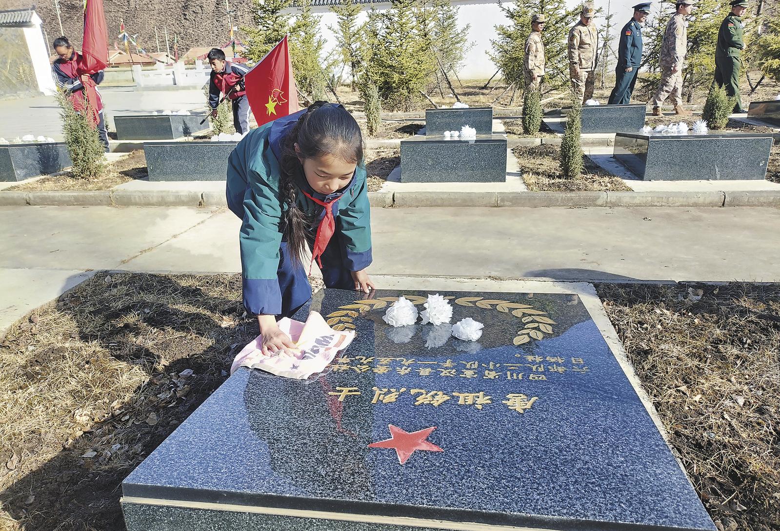 青海班瑪縣:重走長征路 祭掃英烈魂