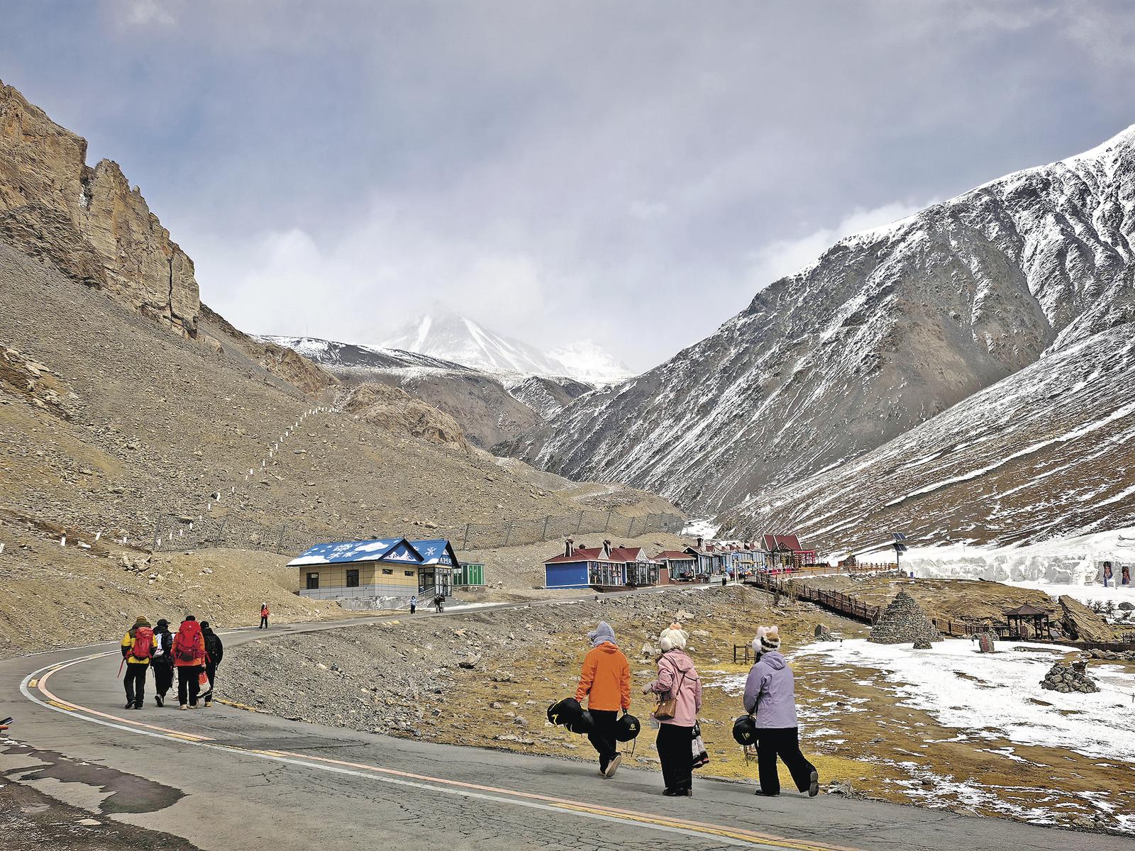 【新時代 新征程 新偉業(yè)·高質(zhì)量發(fā)展調(diào)研行】一座山 兩條路