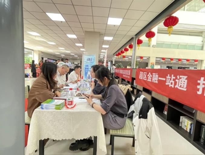 �ຣ�����ϴ����I(y��)�@�^(q��)��һ��(ch��ng)�e�_��������Y��(du��)��ɳ��